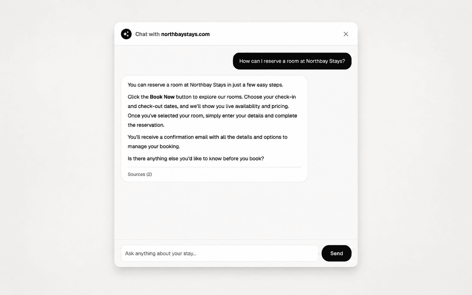 O chatbot a responder a uma pergunta sobre reservas no website de um hotel, com a resposta a listar as páginas de onde tirou a informação.